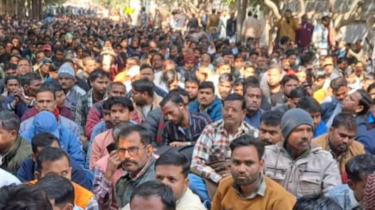 Lucknow News Today Electricity Workers Came to Surround MD Office in Protest Against Privatization