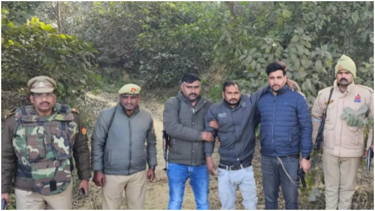 Sitapur News: 25 हजार रुपये का इनामिया शातिर पुलिस मुठभेड़ मे गिरफ्तार, अवैध शस्त्र बरामद