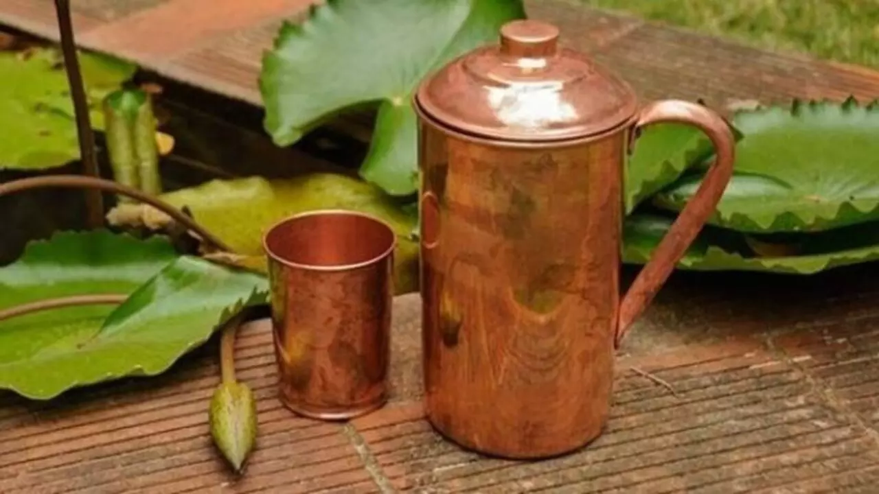 Copper Water Benefits: क्या आप जानते हैं तांबा के गिलास में पानी क्यों पीते हैं, फायदे जान रह जाएंगे हैरान