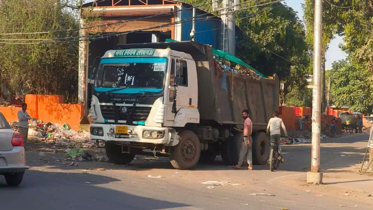 Lucknow News Today Nagar Nigam Dumper Loaded With Garbage Suddenly Exploded Tyre in the Metropolis