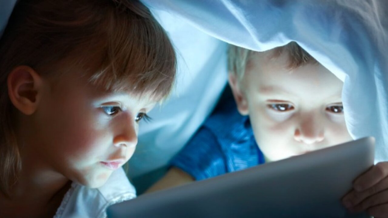 excessive-screen-time-impact-on-child-development-tips-to-limit-child