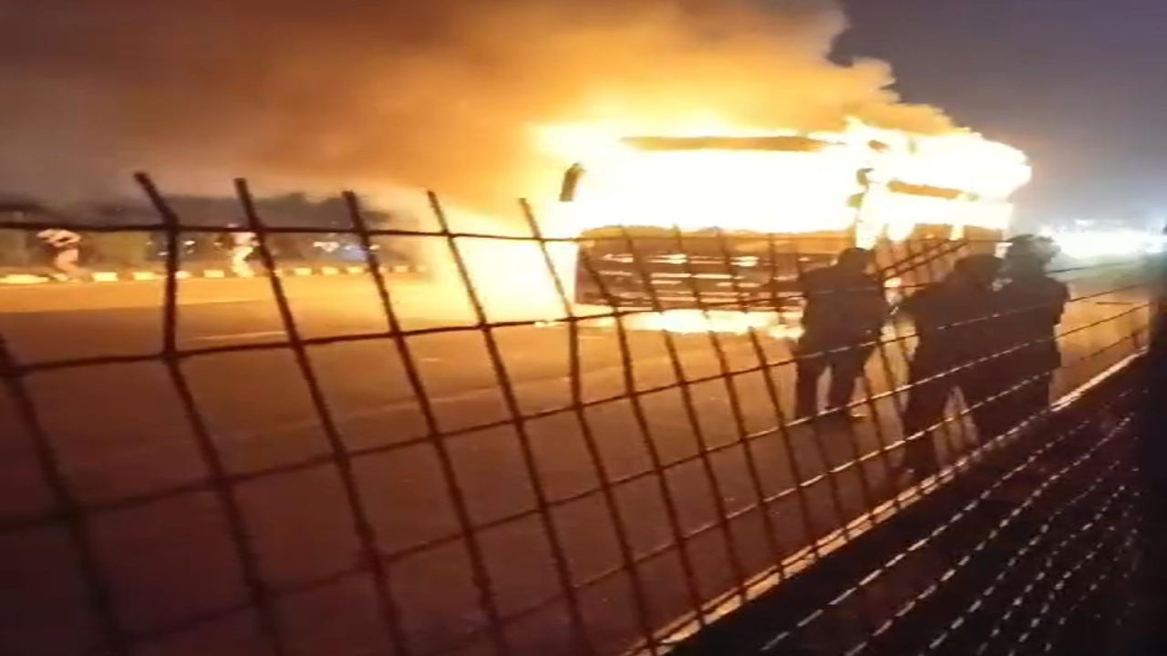 Double decker caught fire | Maha Kumbh 2025 | Firozabad ki taza khabar ...