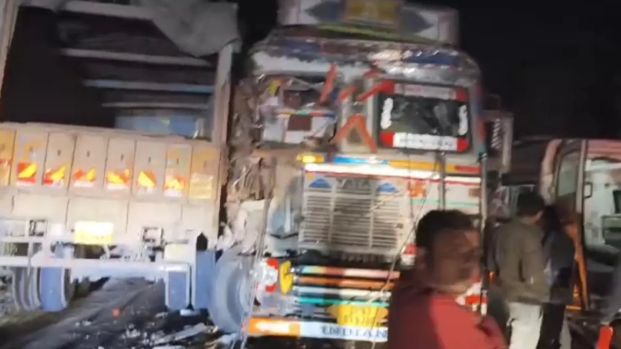 Raebareli Accident Today Heavy Collision Between Two Trucks Driver Died