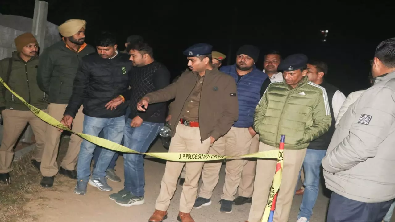 Hathras News: पुलिस मुठभेड़ में पकड़े गये लूट के आरोपी बदमाश, एक के पैर में लगी गोली