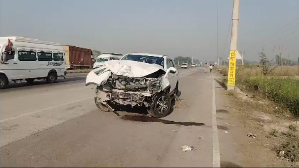 Fatehpur News Today Accident Fortuner Car Hits Car Parked on Highway ...