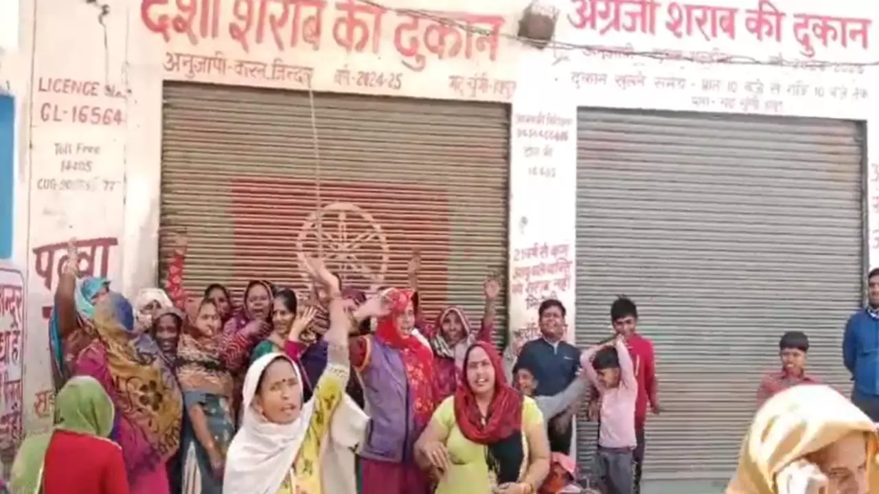 Hapur News: शराब के ठेके पर शराबियों के जमावडे से परेशान महिलाओं ने किया जमकर हंगामा