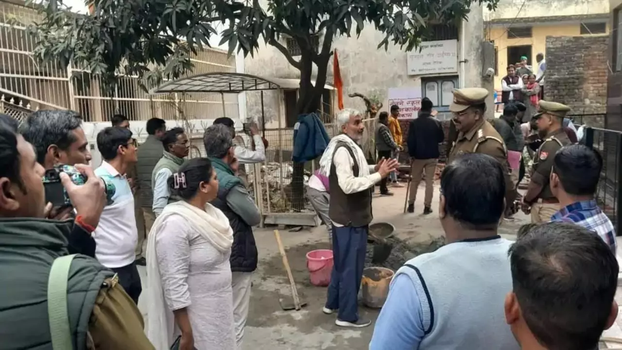 Moradabad News: मुरादाबाद में अवैध निर्माण पर कड़ी कार्रवाई, , शॉपिंग कॉम्प्लेक्स और दीवारें की गईं ध्वस्त