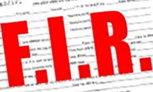 Bulandshahr News: बेटे की नौकरी को रिटायर्ड दरोगा ने दी रिश्वत, DIG के आदेश पर नौकरी लगवाने का झांसा देने वाले 2 शिक्षकों सहित 4 पर हुई FIR