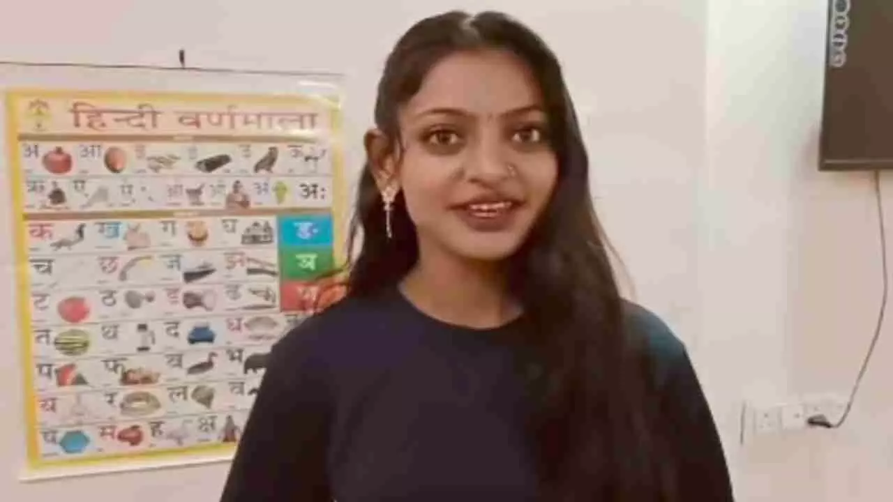 Maha Kumbh Viral Girl Monalisa Video