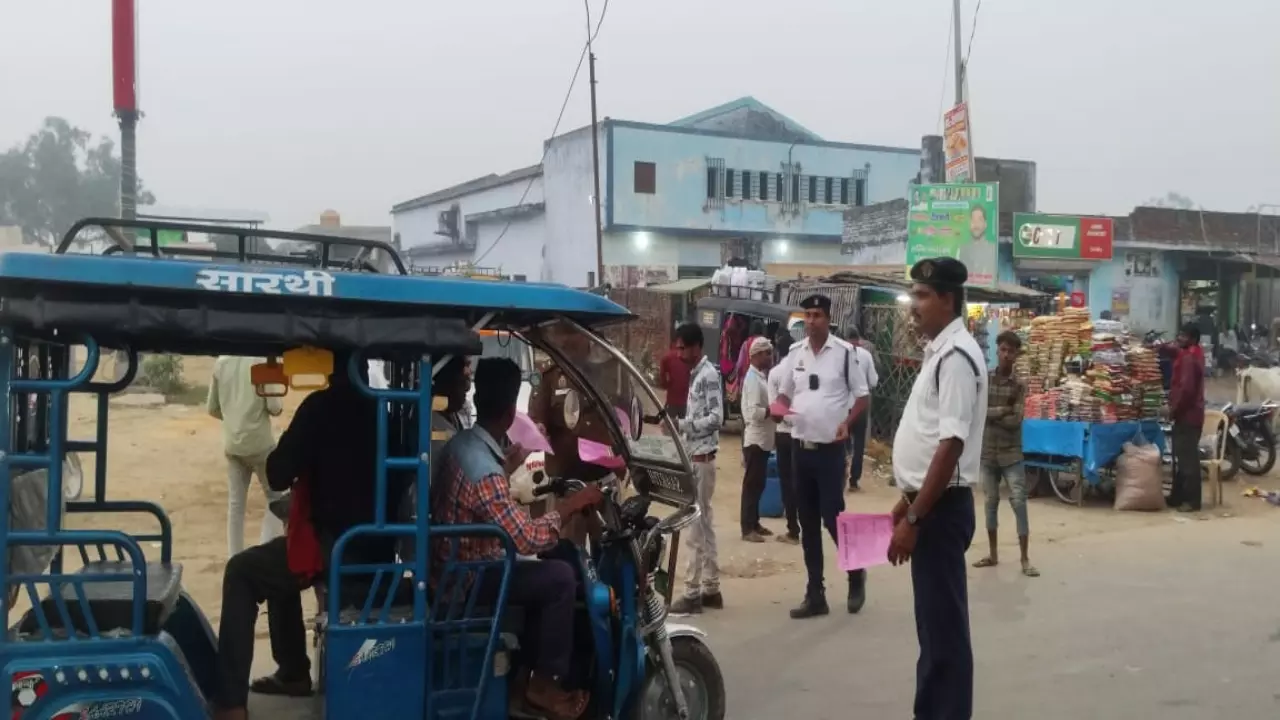 Shravasti News : सड़क सुरक्षा व राष्ट्रीय लोक अदालत के प्रति यातायात पुलिस ने किया जागरूक