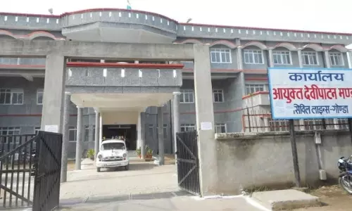Gonda News: राष्ट्रीय ध्वज सम्मान को लेकर चलेगा व्यापक जागरूकता अभियान, मंडलायुक्त ने जारी किए दिशा निर्देश