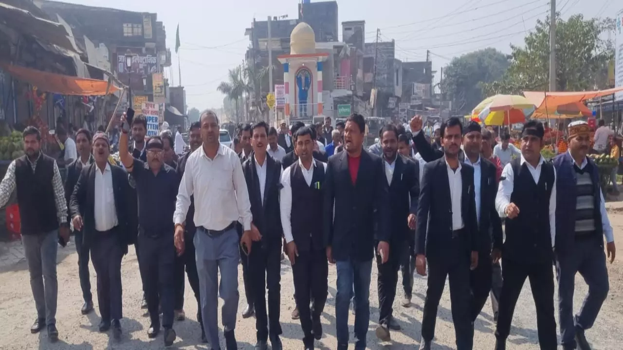 Siddharthnagar News: अधिवक्ता संशोधन बिल के खिलाफ सड़कों पर उतरे वकील, तहसील परिसर से लेकर मंदिर चौराहे तक किया गया प्रदर्शन