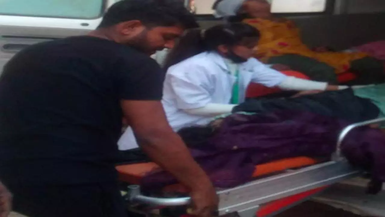 Couple Died three children injured in car Accident Azamgarh Road Accident News in hindi