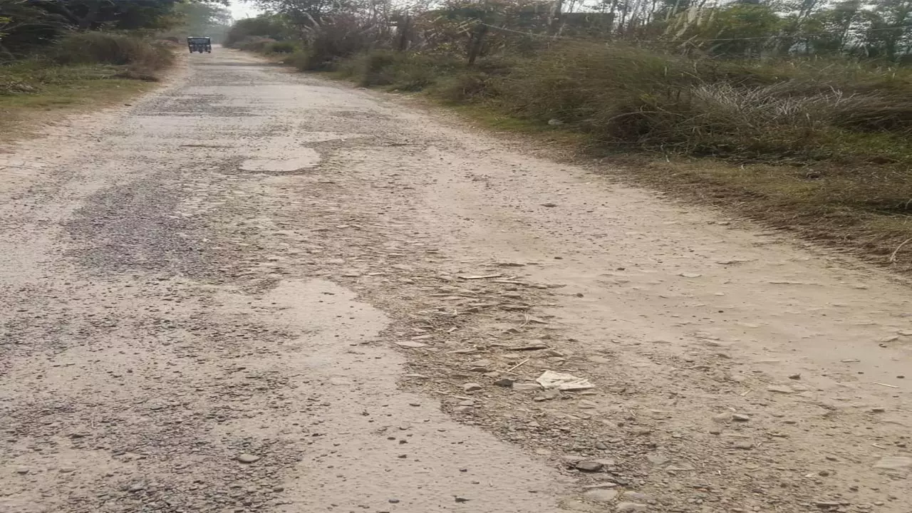 Chhapia - Godahi four kilometers long road to be free of potholes in three days