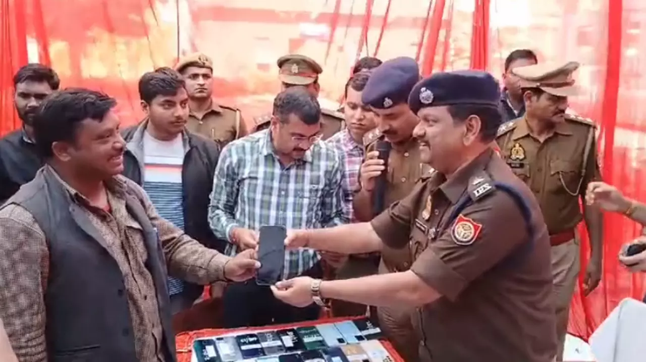 Lucknow News Today Police Recovered 200 Lost Mobiles Returned the Owners