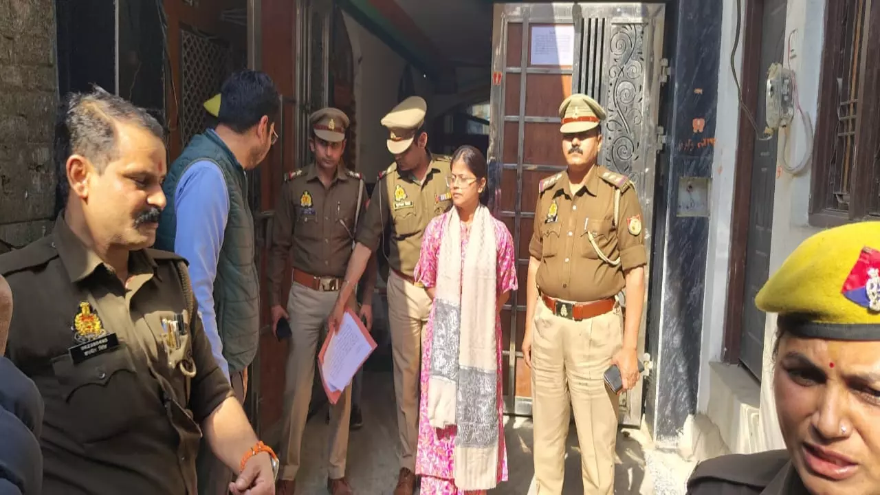 Etawah News: दो भाइयों पर पुलिस ने की बड़ी कार्रवाई, 1.13 करोड़ के दो मकानों को किया कुर्क