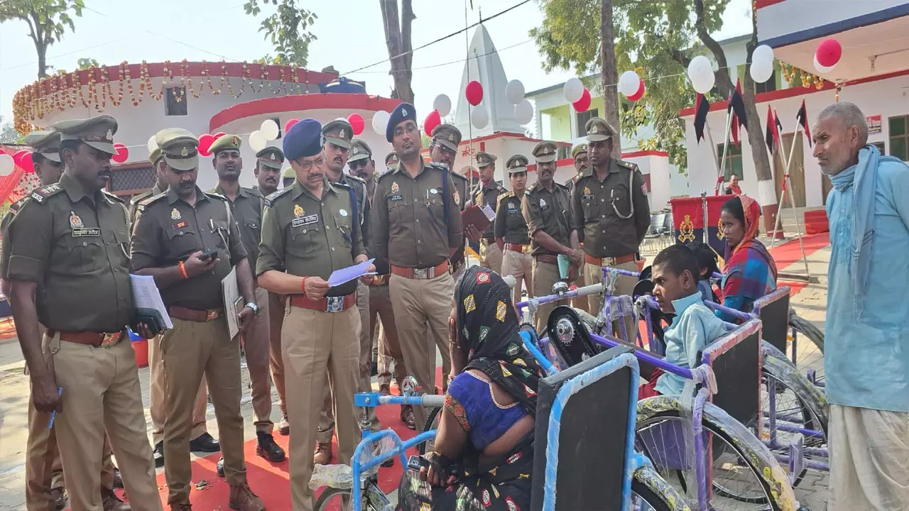 SP inspection of Sirsia police station intensive check on Indo Nepal border Shravasti News in Hindi