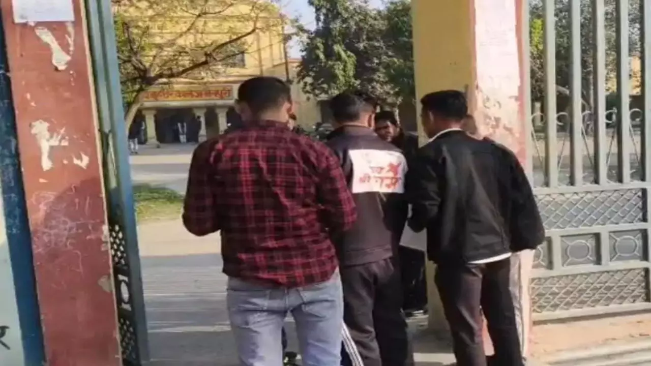 Mainpuri News: मैनपुरी में 60 हजार बच्चों ने यूपी बोर्ड परीक्षा में लिया भाग, नकल रोकने के लिए की गई व्यवस्था