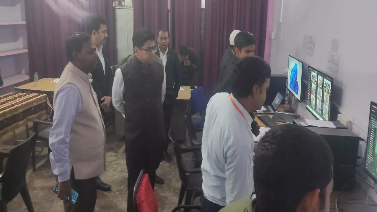 UP Board Exam 2025 DM Ghanshyam Meena inspected board examination center Hamirpur News in Hindi