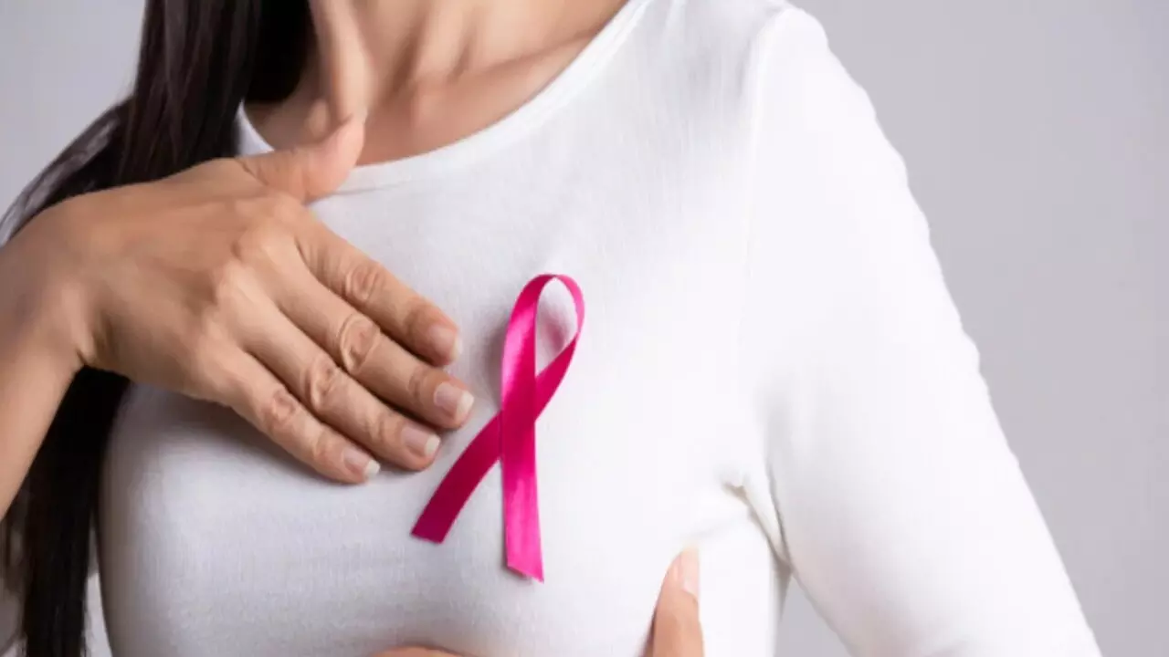 Breast Cancer: बढ़ेगी ब्रेस्ट कैंसर से मौतें, इन लक्षणों को इग्नोर करने से बढ़ती है समस्या, जानें कितना है खतरनाक