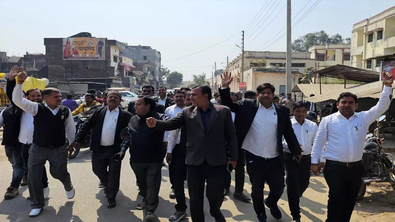 Advocates strike in Dumriaganj against Advocates Act Siddharthnagar News in hindi