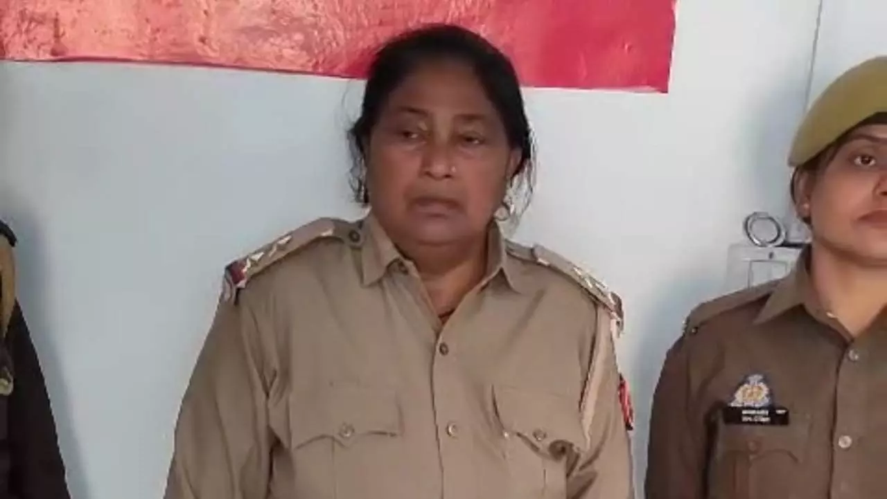 Jaunpur News: फर्जी महिला दारोगा बन लोगों पर जमाती थी धौंस, पुलिस ने भेज दिया जेल