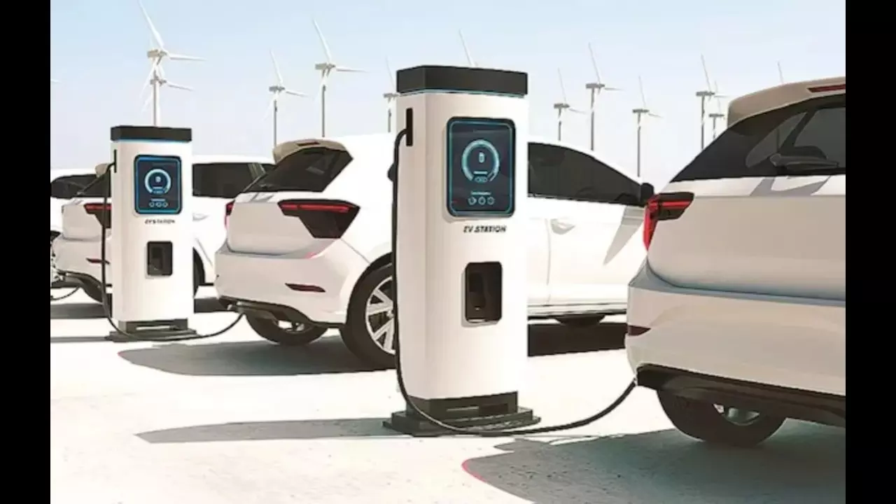 New EV Policy: सरकार की नई EV नीति में आयात शुल्क को घटाकर 15% करने का प्रस्ताव, भारतीय ऑटो सेक्टर के लिए वरदान या नुकसान?