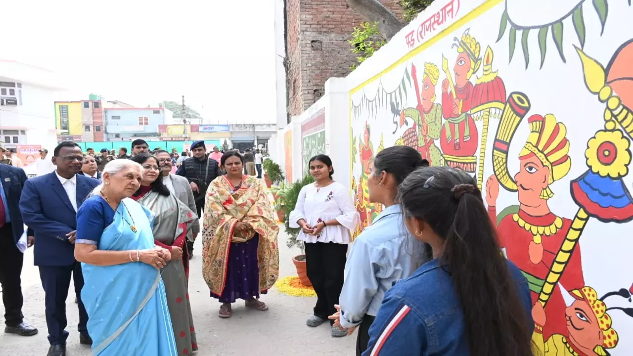 Ayodhya News: राज्यपाल आनंदीबेन ने किया लोक कला भित्ति चित्रण का अवलोकन, विद्यार्थियों की रचनाधर्मिता को सराहा