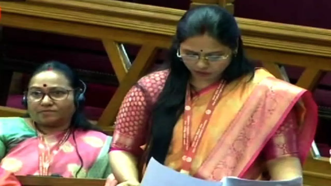 Regional MLA Manisha Anuragi explains the problems of the region in the budget session of the Assembly