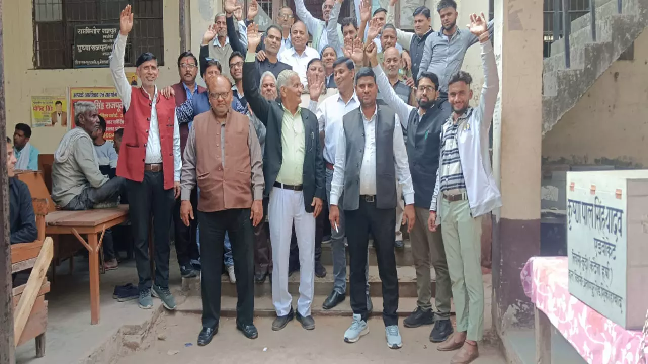 Firozabad News: ब्रजराज सिंह नायब तहसीलदार के विरोध में अधिवक्ताओं का विरोध प्रदर्शन जारी