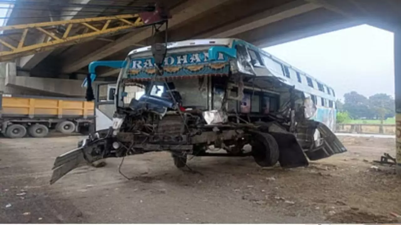 Bareilly News Today Road Accident Bus Full of Devotees Collides With Tractor