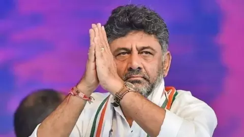 ऑपरेशन CM की तैयारी में DK शिवकुमार? दिल्ली दरबार में हाजिरी के बाद दिया ऐसा बयान, कर्नाटक की राजनीति में आया तूफान ऑपरेशन CM की तैयारी में DK शिवकुमार? दिल्ली दरबार में हाजिरी के बाद दिया ऐसा बयान, कर्नाटक की राजनीति में आया तूफान