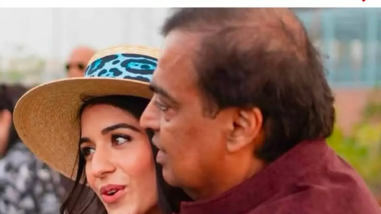 Mukesh Ambani Viral Photo With Daughter In Law Radhika Merchant (Image Credit-Social Media)