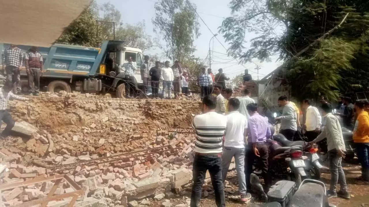 Lucknow Municipal Corporation Wall Collapsed