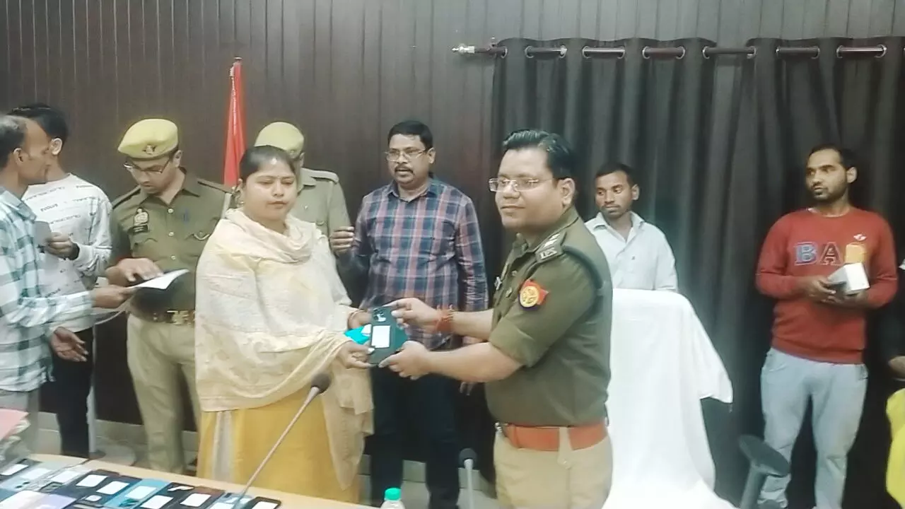 Fatehpur News: पुलिस ने करीब 36 लाख रुपये के 140 गुमशुदा मोबाइल किए बरामद, स्वामियों को सौंपे गए