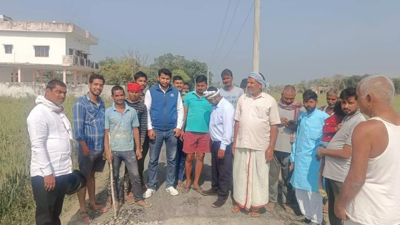 Jaunpur News: सड़क निर्माण में घटिया सामग्री के प्रयोग से आक्रोशित ग्रामीणों ने सड़क निर्माण कार्य रोका