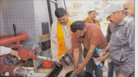 Moradabad News: संगम का गंगाजल लेने उमड़ी श्रद्धालुओं की भीड़ Moradabad News: संगम का गंगाजल लेने उमड़ी श्रद्धालुओं की भीड़