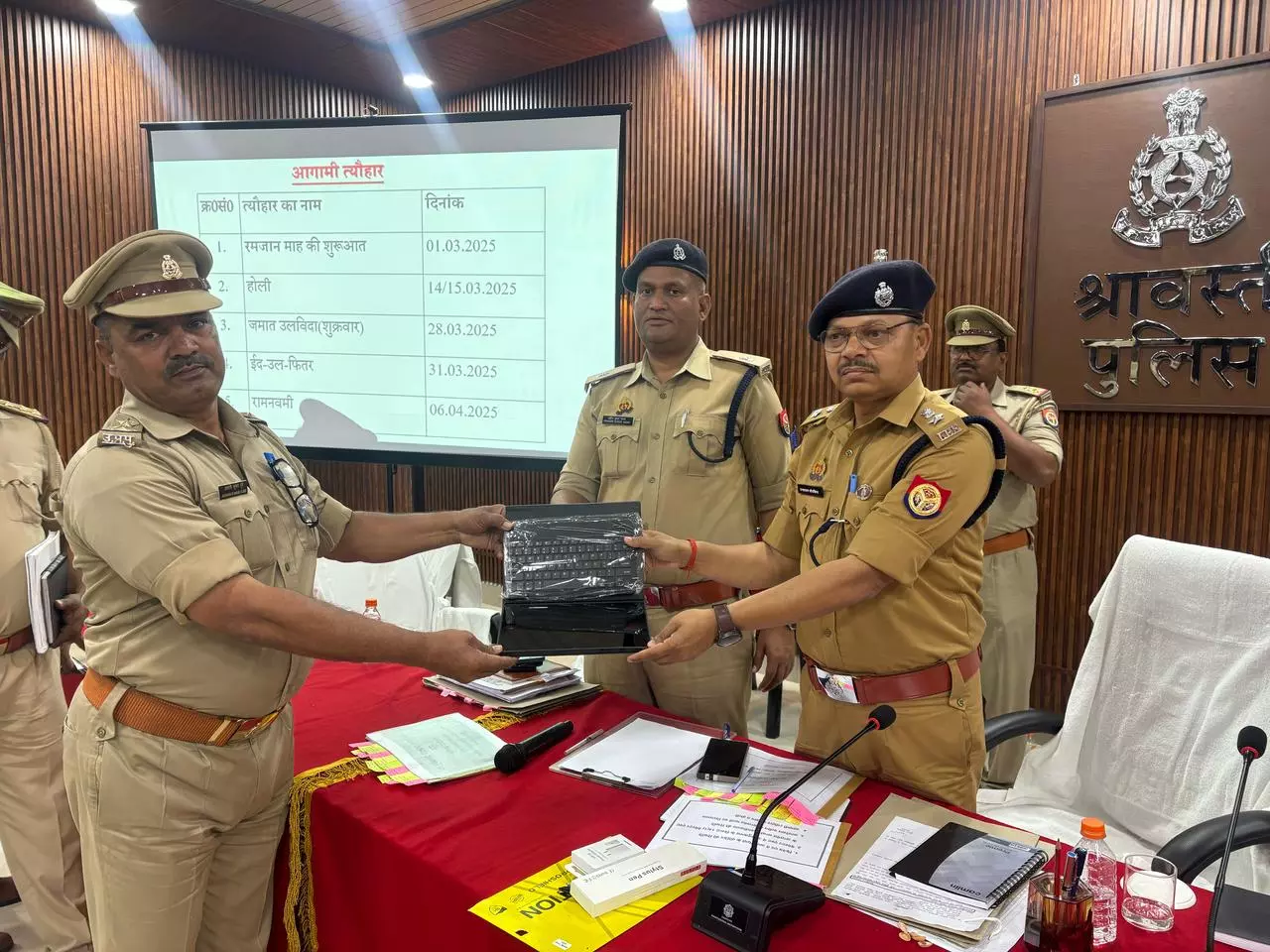 पुलिसकर्मियों को किया सम्मानित