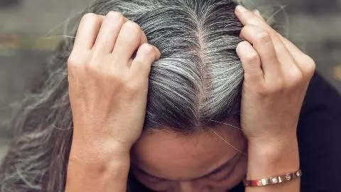 Hair Care Tips: ये 4 आदतें बालों को जल्दी बना देती हैं सफेद, बचने के लिए आजमाएं ये उपाय