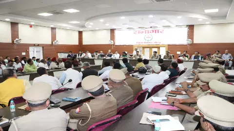 Gonda News : आगामी त्योहारों के मद्देनजर डीएम एसपी ने की पीस कमेटी की बैठक Gonda News : आगामी त्योहारों के मद्देनजर डीएम एसपी ने की पीस कमेटी की बैठक