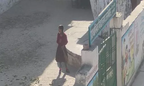 Barabanki News: बच्चे झाड़ू लगाने के बाद करते हैं पढ़ाई, शिक्षा विभाग में मचा हड़कंप