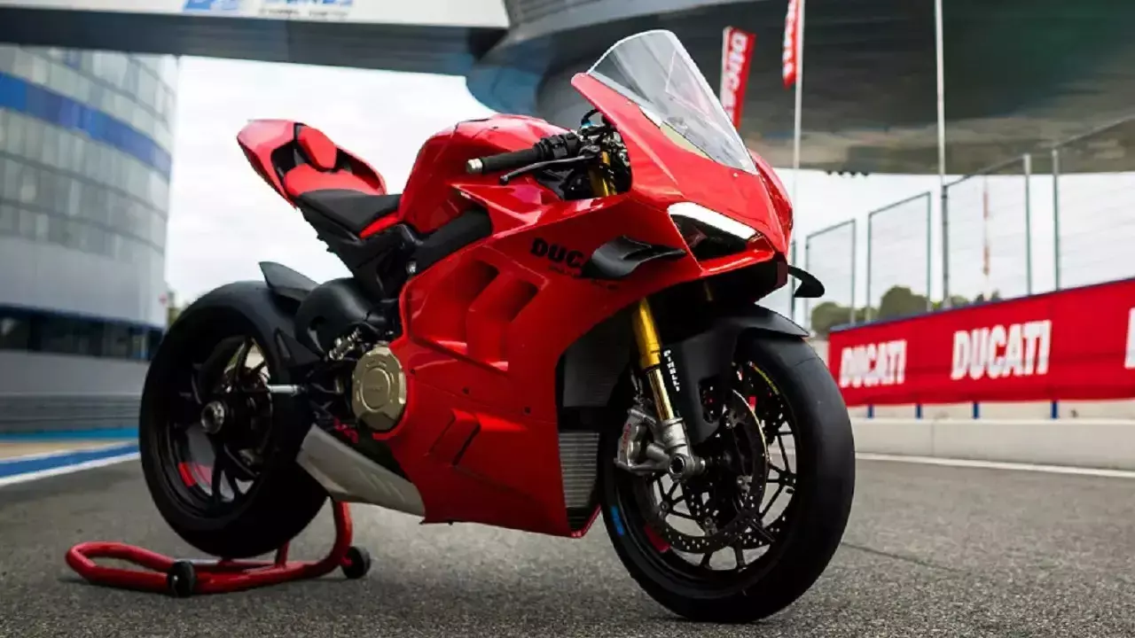 Ducati Panigale V4 Launched: डुकाटी ने अपनी Panigale V4 की लॉन्च, आखिर इस बाइक में ऐसे क्या हैं खास फीचर्स?