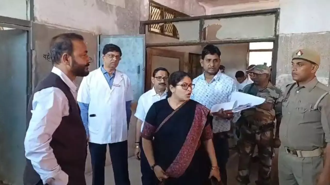 Mirzapur News Today DM Priyanka Niranjan Visited the Divisional Hospital