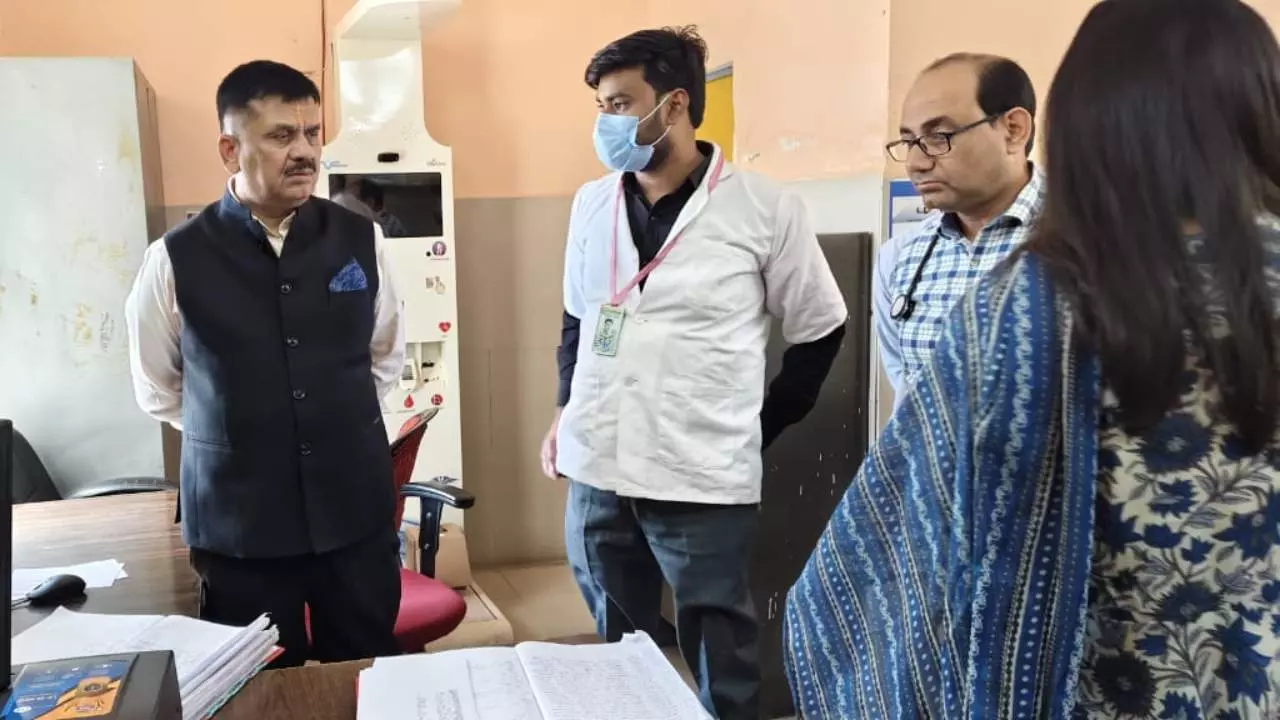 Jaunpur News: सामुदायिक स्वास्थ्य केंद्र बदलापुर का जिलाधिकारी ने किया औचक निरीक्षण , खामियां मिलने पर जताई नाराजगी