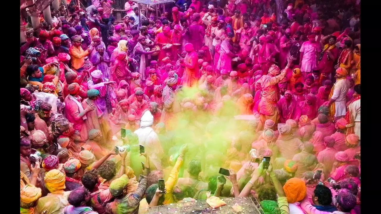 Holi Story In Hindi: होली में कैसे शुरू हुई गुलाल खेलने की प्रभा, किसने खेला सबसे पहले रंग, जानिए कहानी