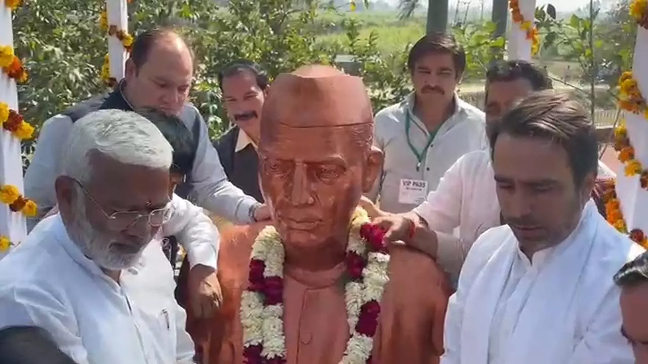 Former Prime Minister Chaudhary Charan Singhs statue unveiled, know why it took 21 years