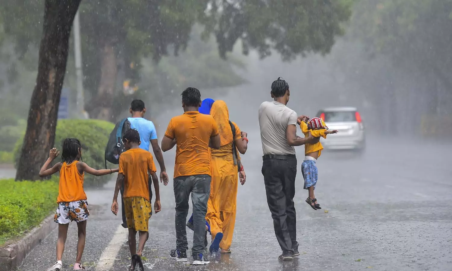 Aaj Ka Mausam: यूपी में फिर बदलेगा मौसम, 30KM की रफ्तार से चलेंगी हवाएं, होली पर बारिश के आसार