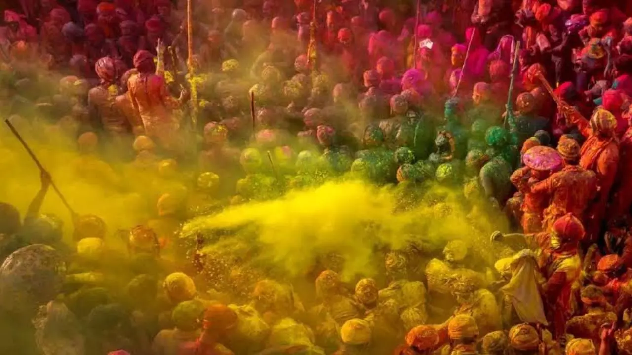 Holi 2025: मल दे गुलाल मोहे, आई होली आई रे