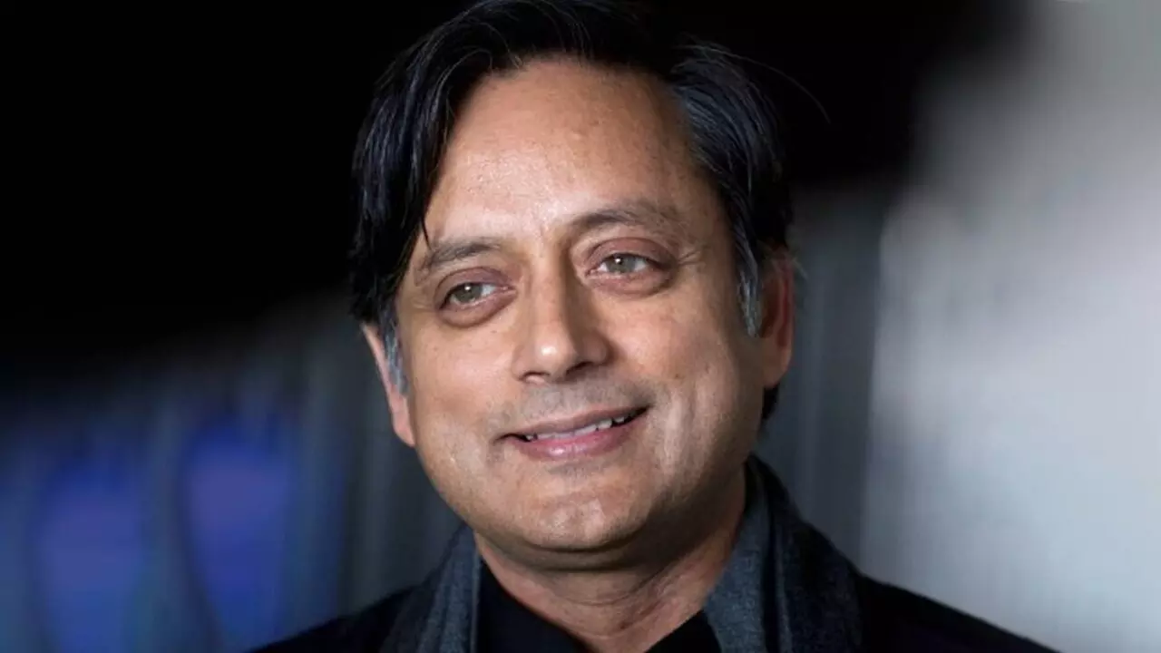 Congress MP Shashi Tharoor Wikipedia Hindi