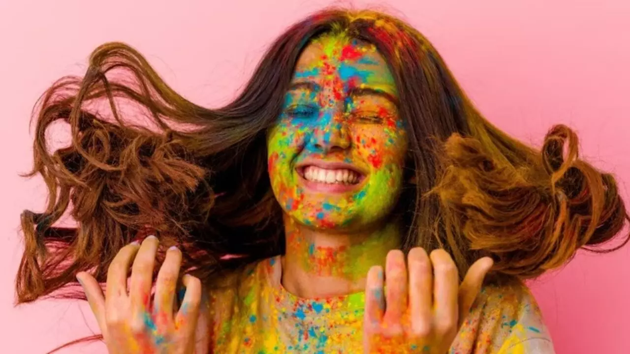 Holi Skin Care Tips: होली में फॉलो करेंगे ये स्किन केयर टिप्स, तो नहीं चढ़ेगा गुलाल का रंग, बचेंगे इंफेक्शन से भी